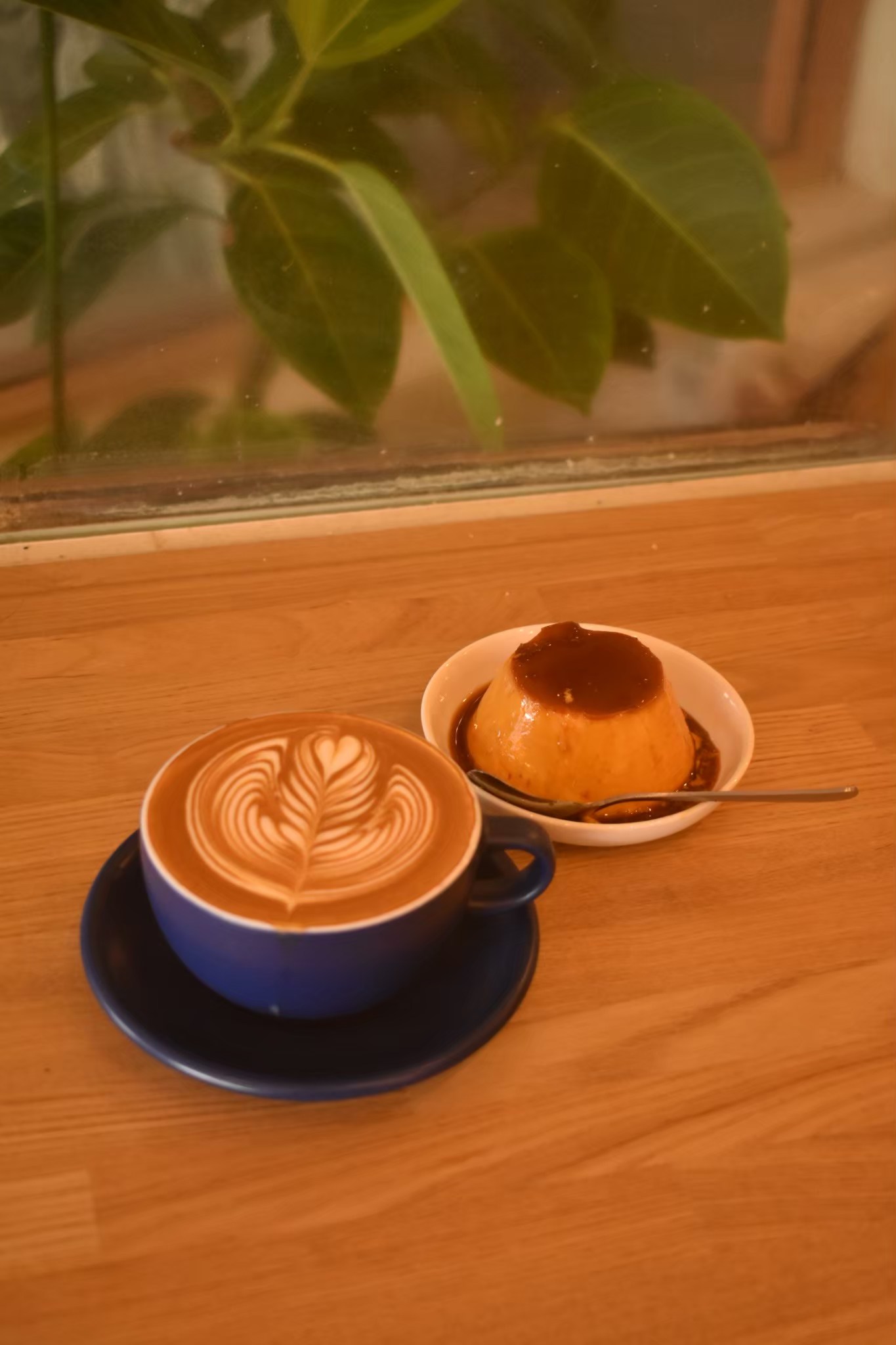 TUMUGU COFFEEのラテアートと自家製スイーツ