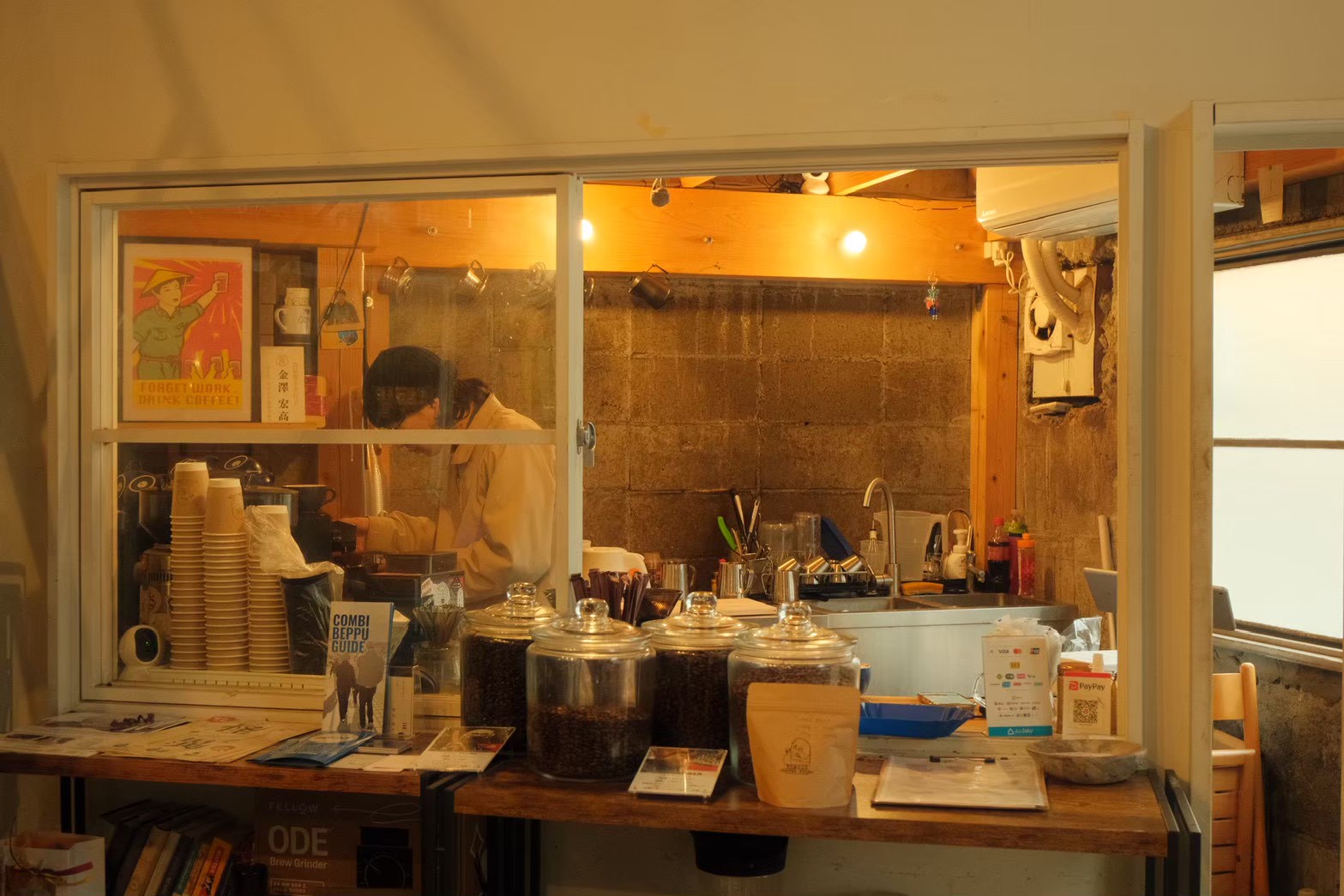 STANDの高い吹き抜けと大きな窓のある店内